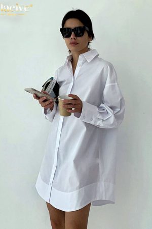 Camisa de tapeta holgada blanca para mujer
