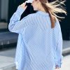 Camisa minimalistas a rayas azules para mujer