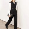 Trajes minimalistas para mujer